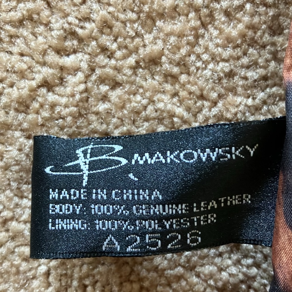 B MAKOWSKY CROSS BODY WITH ENCLOSED WALLET
CLAY AND CREAM COLOR
EX CONDITION - Picture 8 of 11